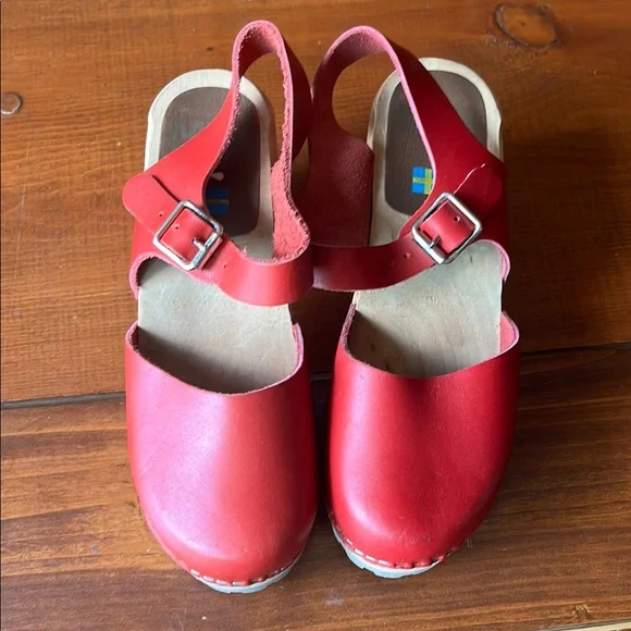 MIA Red Leather Women's Clogs - Picture 4 of 4